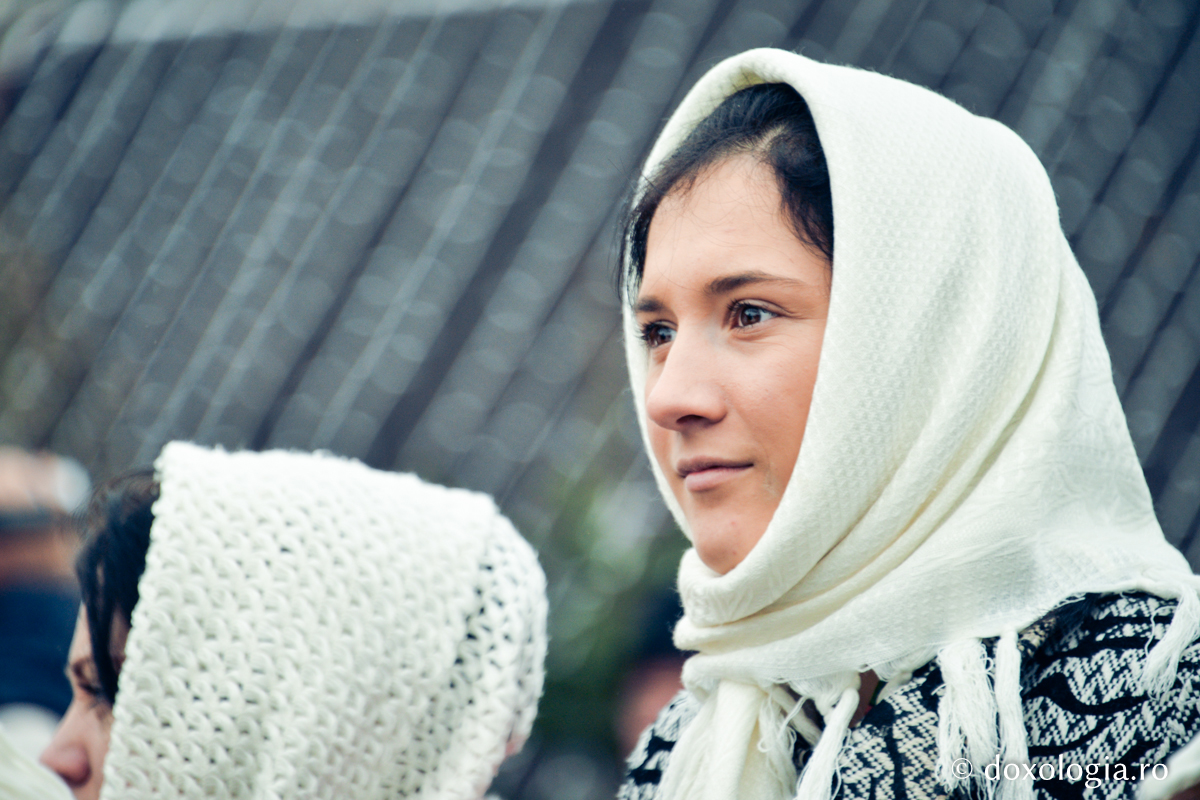 tânără cu capul acoperit