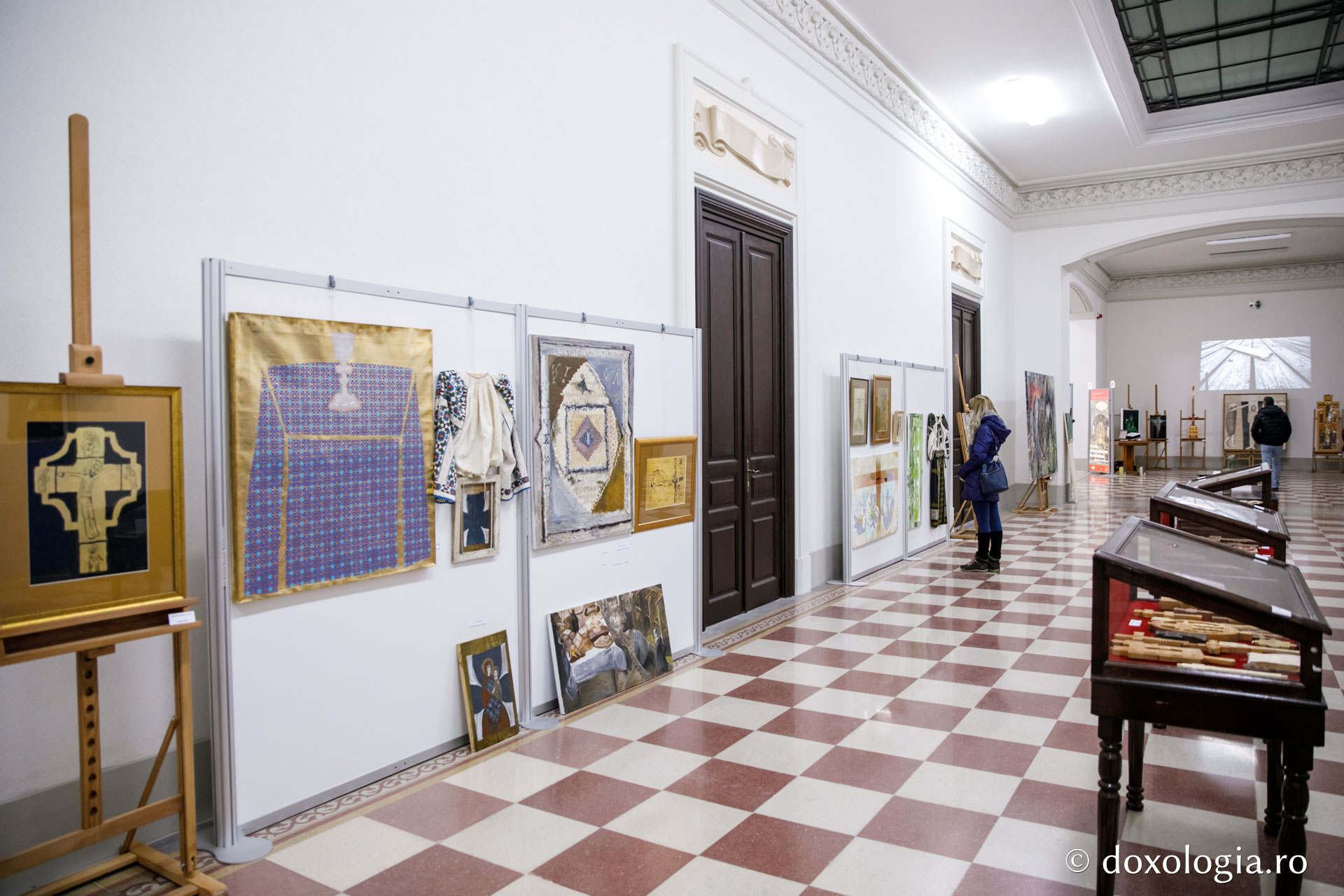 Expoziția „Crucea, de la comunitate la comuniune. 100 de cruci la 100 de ani” la Iaşi (galerie FOTO)