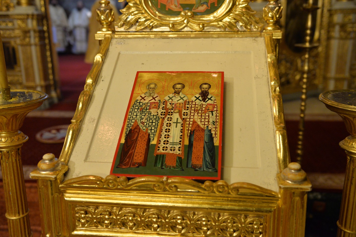 Sfinții Trei Ierarhi i-au reunit în rugăciune pe studenții teologi și pe seminariștii ieșeni