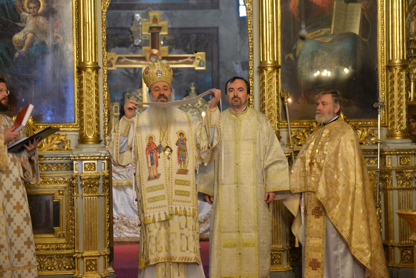 Sfinții Trei Ierarhi i-au reunit în rugăciune pe studenții teologi și pe seminariștii ieșeni