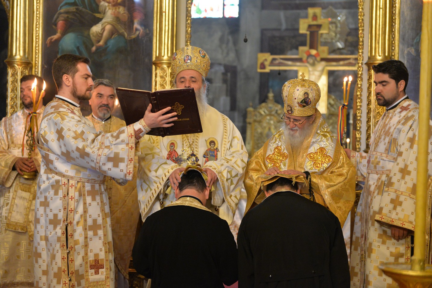 Sfinții Trei Ierarhi i-au reunit în rugăciune pe studenții teologi și pe seminariștii ieșeni