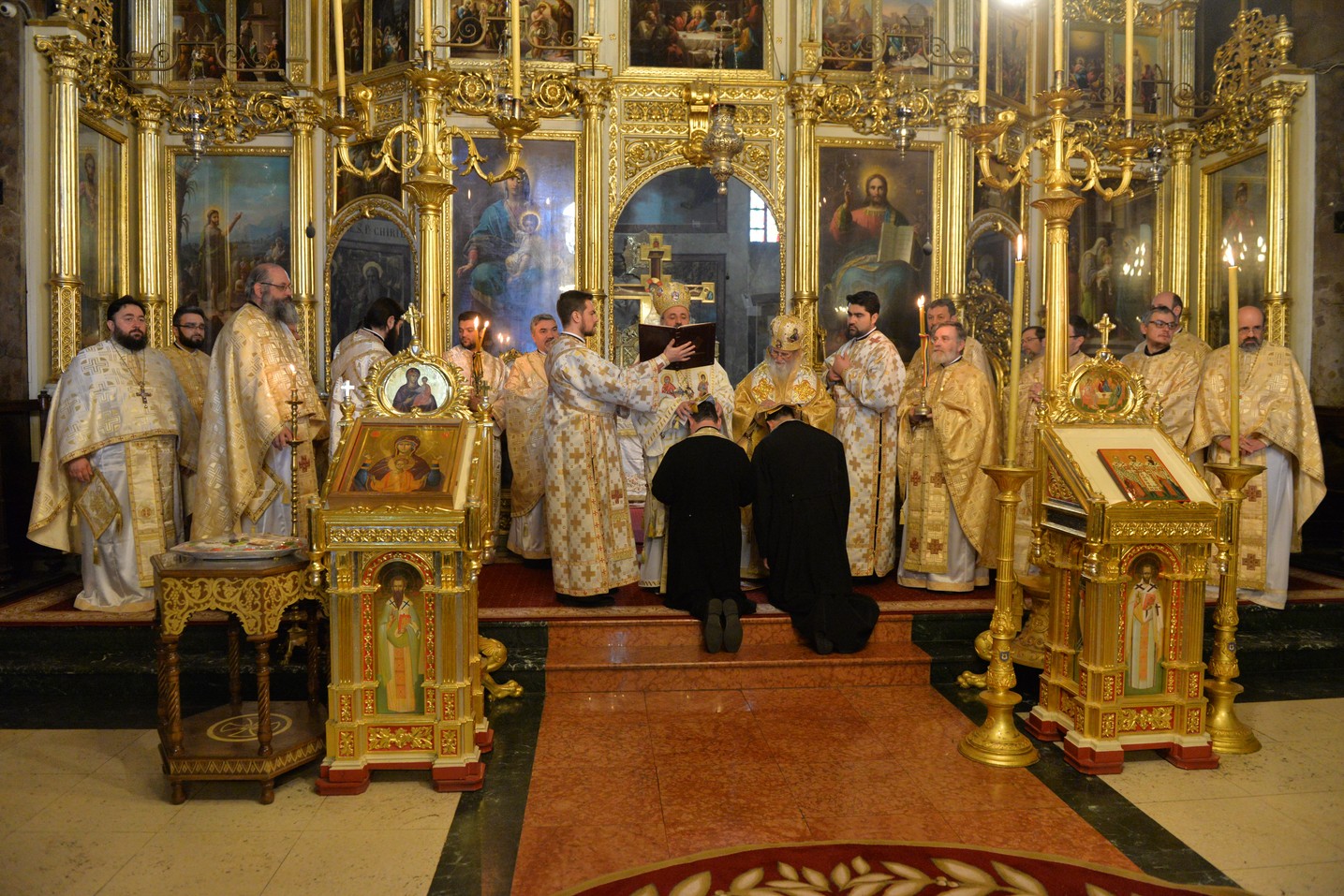 Sfinții Trei Ierarhi i-au reunit în rugăciune pe studenții teologi și pe seminariștii ieșeni