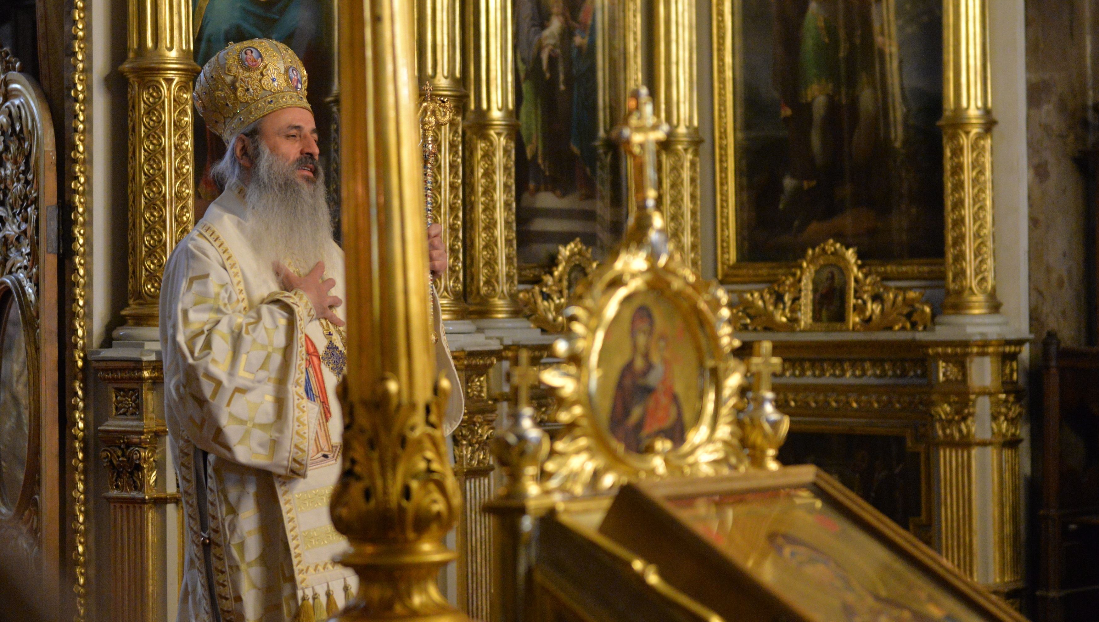 (Video) IPS Teofan: „Sfinții Trei Ierarhi - Model de viață de sfințenie pentru păstorii Bisericii”