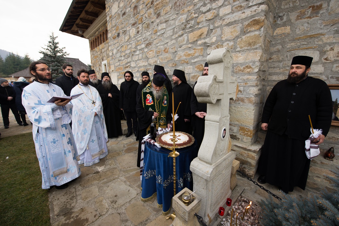 Hram la Sihăstria Putnei: „În momentul în care păcătuim, se face zid între noi și Dumnezeu” Hram la Sihăstria Putnei: „În momentul în care păcătuim, se face zid între noi și Dumnezeu”