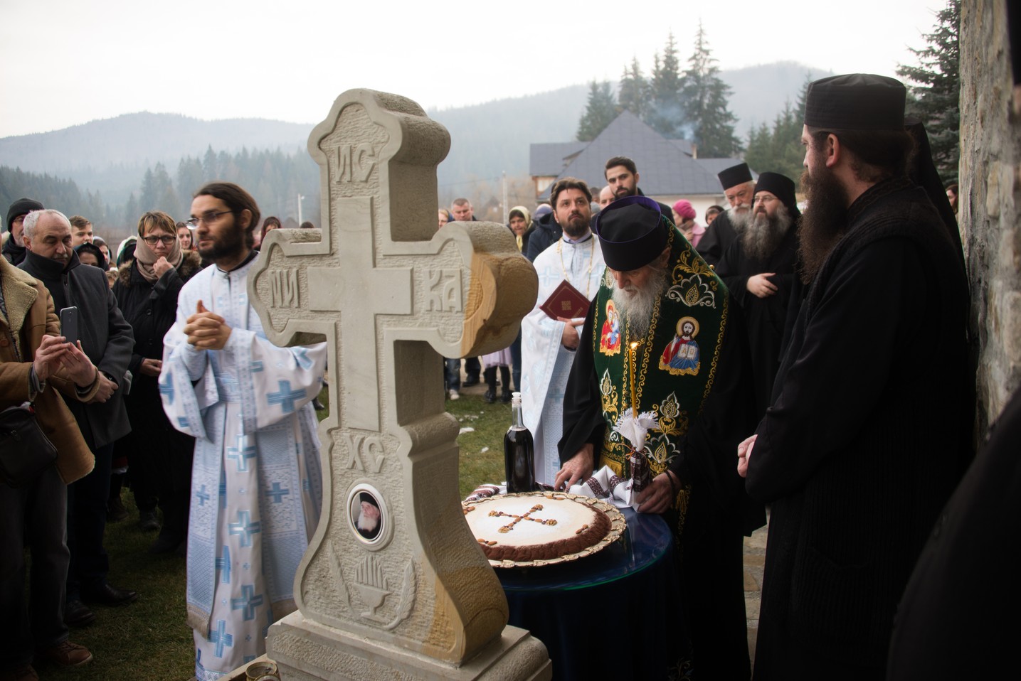 Hram la Sihăstria Putnei: „În momentul în care păcătuim, se face zid între noi și Dumnezeu” Hram la Sihăstria Putnei: „În momentul în care păcătuim, se face zid între noi și Dumnezeu”