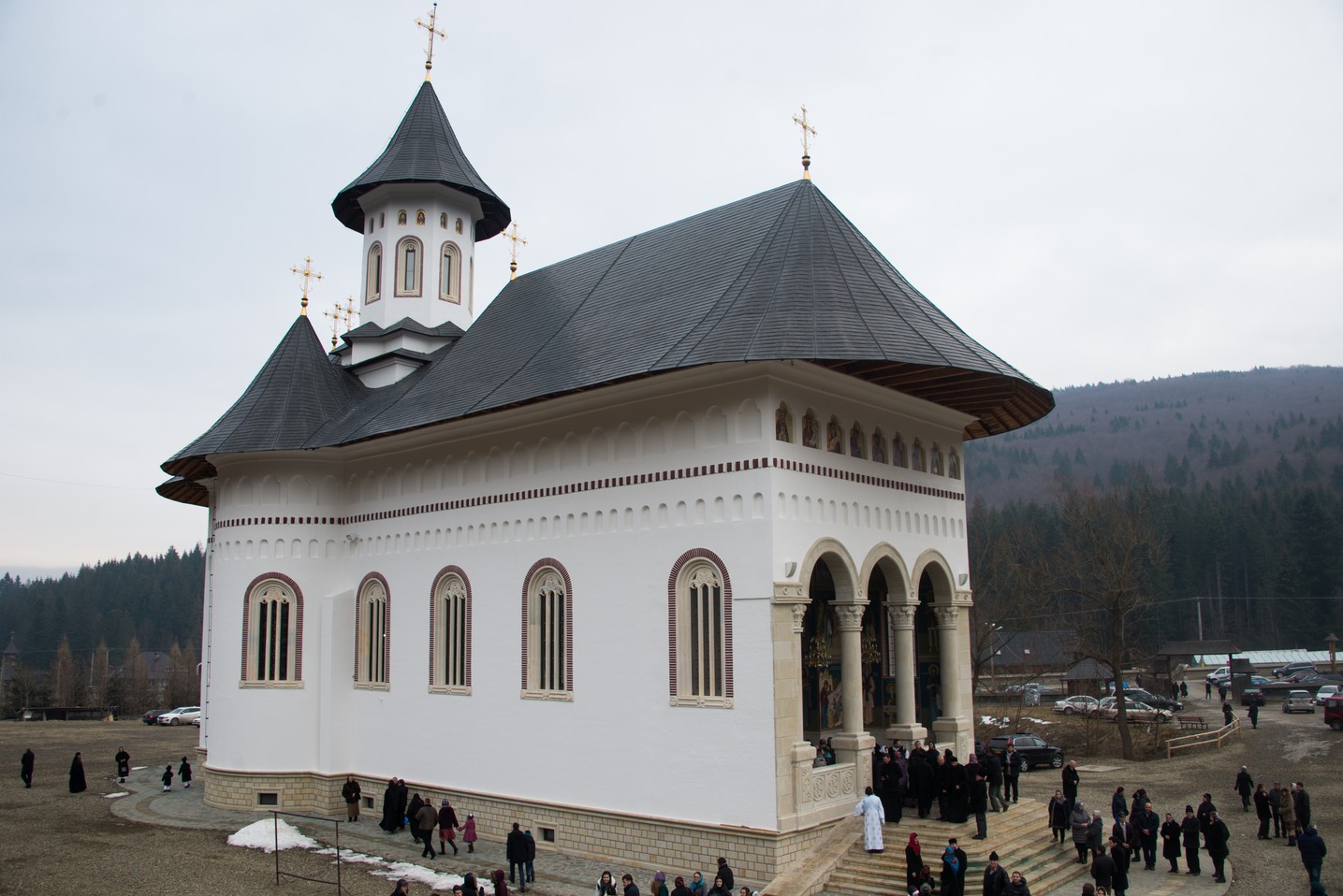 Hram la Sihăstria Putnei: „În momentul în care păcătuim, se face zid între noi și Dumnezeu” Hram la Sihăstria Putnei: „În momentul în care păcătuim, se face zid între noi și Dumnezeu”