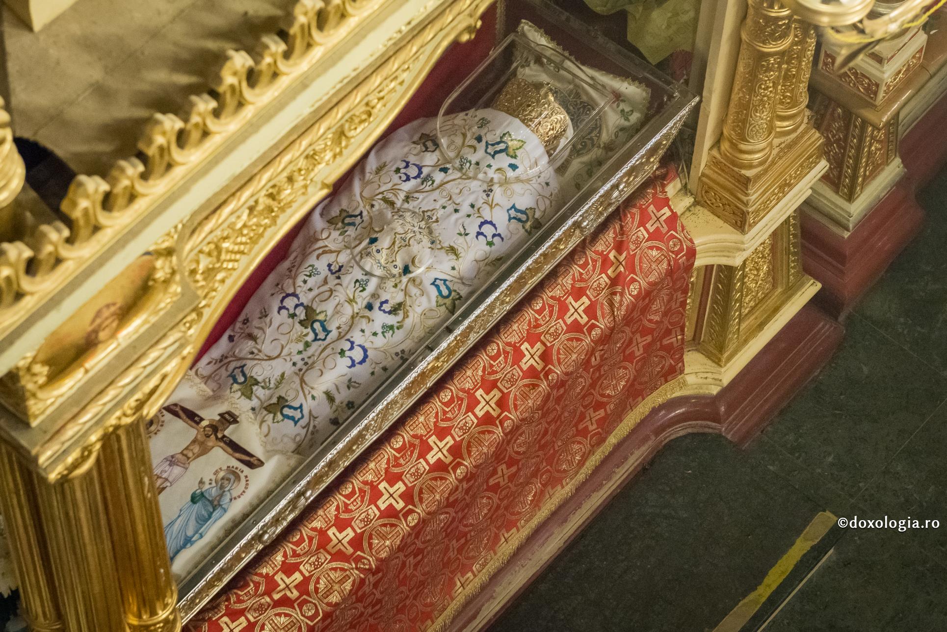 „Lângă Sfânta Parascheva m-am făcut bine” / Foto: Oana Nechifor racla Sfintei Cuvioase Parascheva