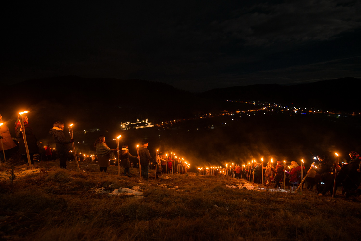 Tinerii din ASCOR au marcat începutul Anului Centenar: Cifra 100 scrisă cu torțe pe Dealul Crucii de la Mănăstirea Putna