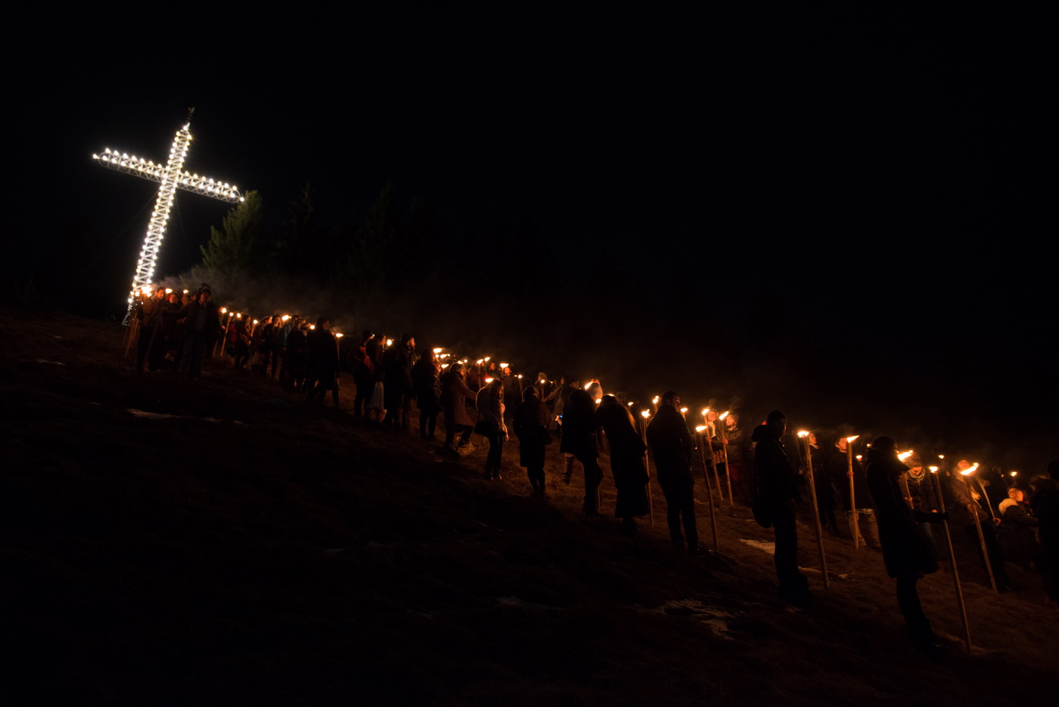 Tinerii din ASCOR au marcat începutul Anului Centenar: Cifra 100 scrisă cu torțe pe Dealul Crucii de la Mănăstirea Putna