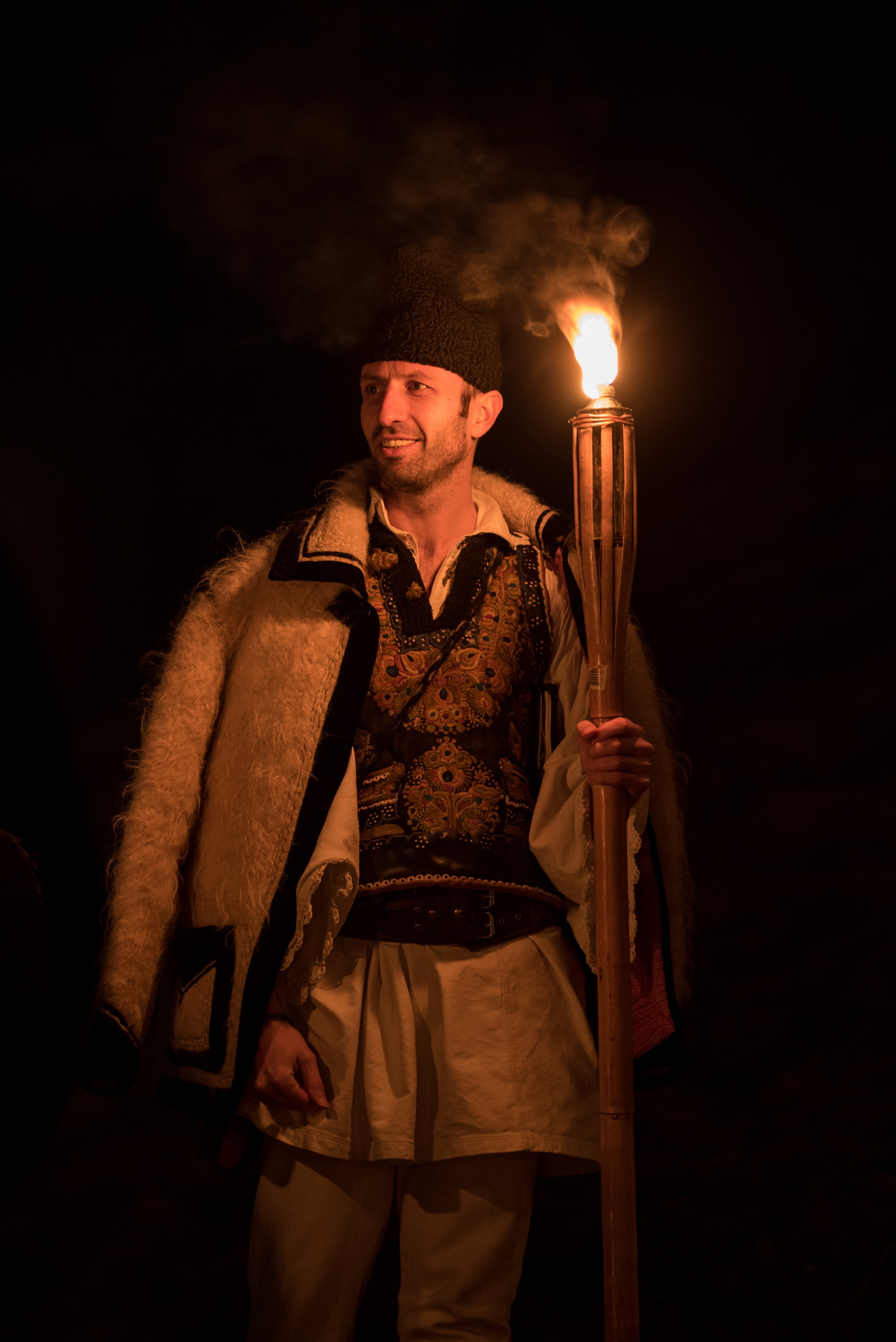 Tinerii din ASCOR au marcat începutul Anului Centenar: Cifra 100 scrisă cu torțe pe Dealul Crucii de la Mănăstirea Putna