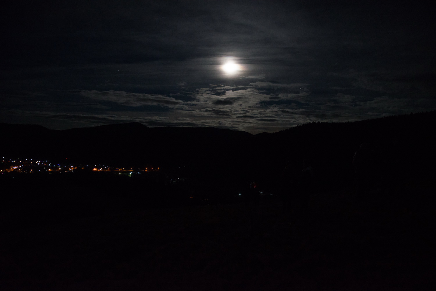 Tinerii din ASCOR au marcat începutul Anului Centenar: Cifra 100 scrisă cu torțe pe Dealul Crucii de la Mănăstirea Putna