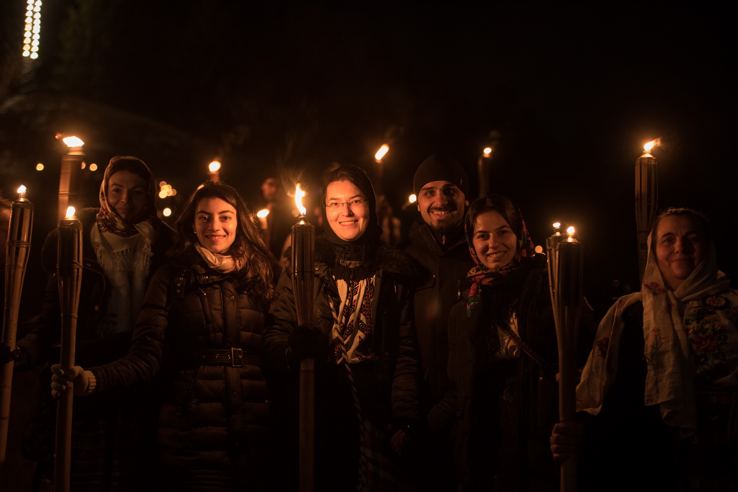 Tinerii din ASCOR au marcat începutul Anului Centenar: Cifra 100 scrisă cu torțe pe Dealul Crucii de la Mănăstirea Putna