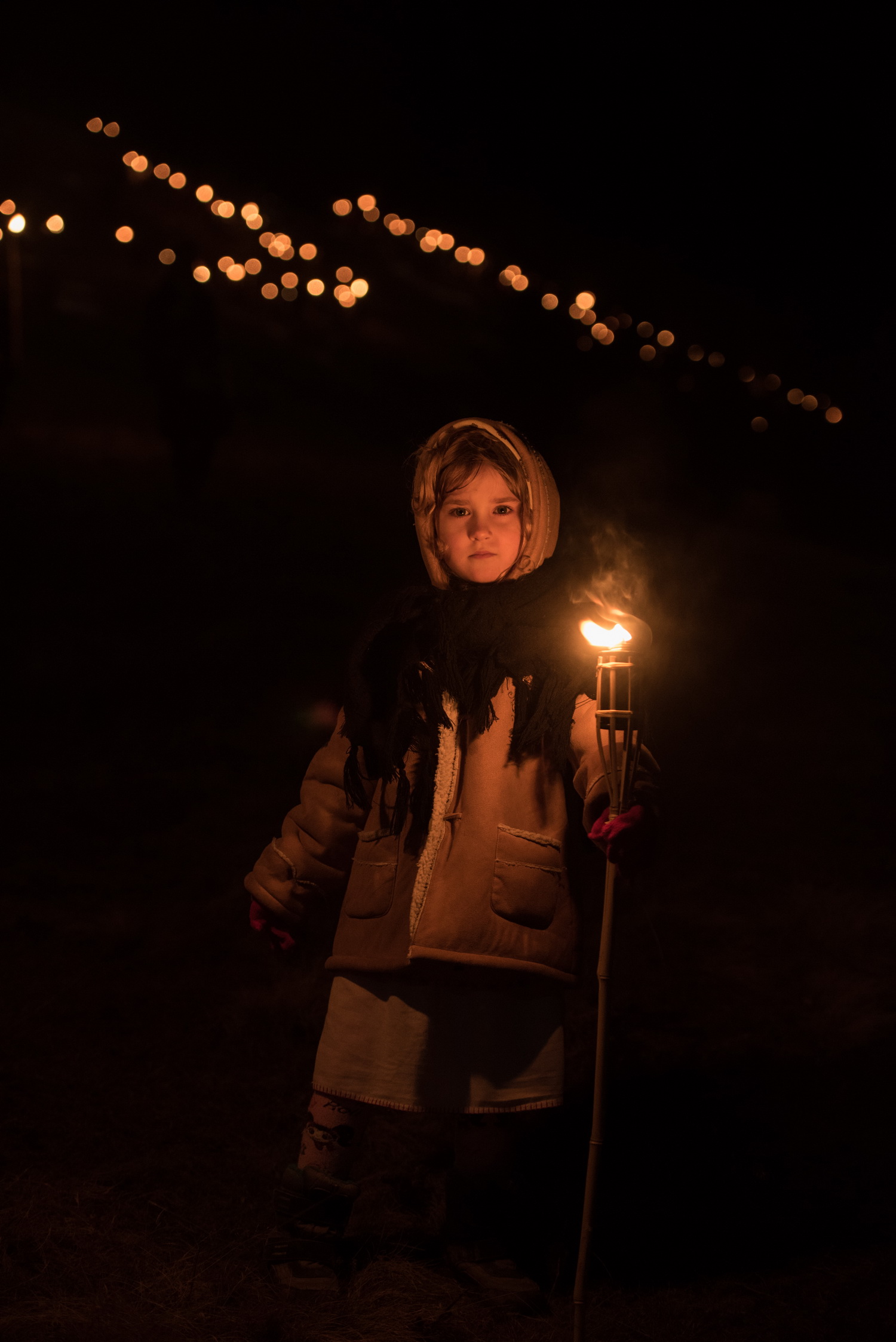 Tinerii din ASCOR au marcat începutul Anului Centenar: Cifra 100 scrisă cu torțe pe Dealul Crucii de la Mănăstirea Putna