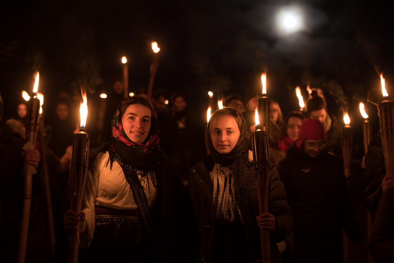 Tinerii din ASCOR au marcat începutul Anului Centenar: Cifra 100 scrisă cu torțe pe Dealul Crucii de la Mănăstirea Putna