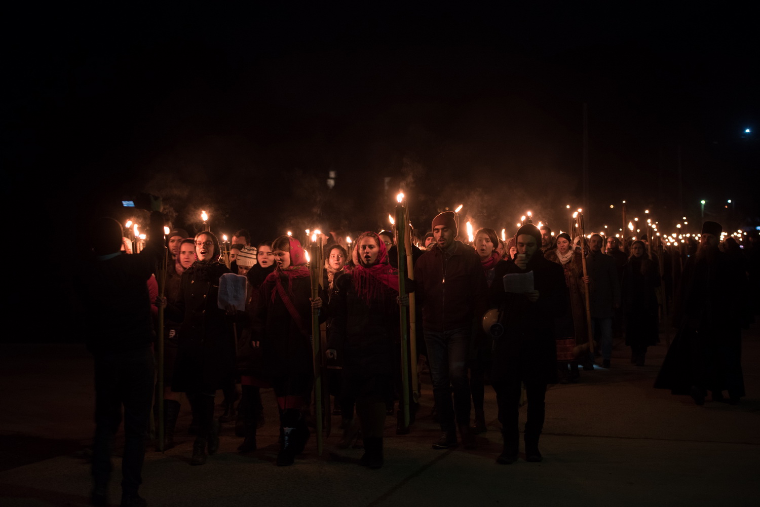 Tinerii din ASCOR au marcat începutul Anului Centenar: Cifra 100 scrisă cu torțe pe Dealul Crucii de la Mănăstirea Putna