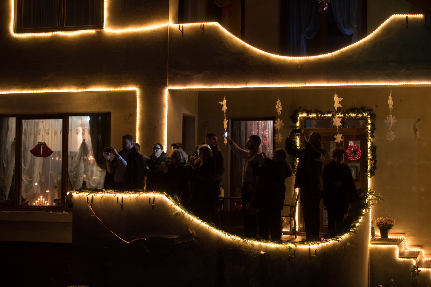 Tinerii din ASCOR au marcat începutul Anului Centenar: Cifra 100 scrisă cu torțe pe Dealul Crucii de la Mănăstirea Putna