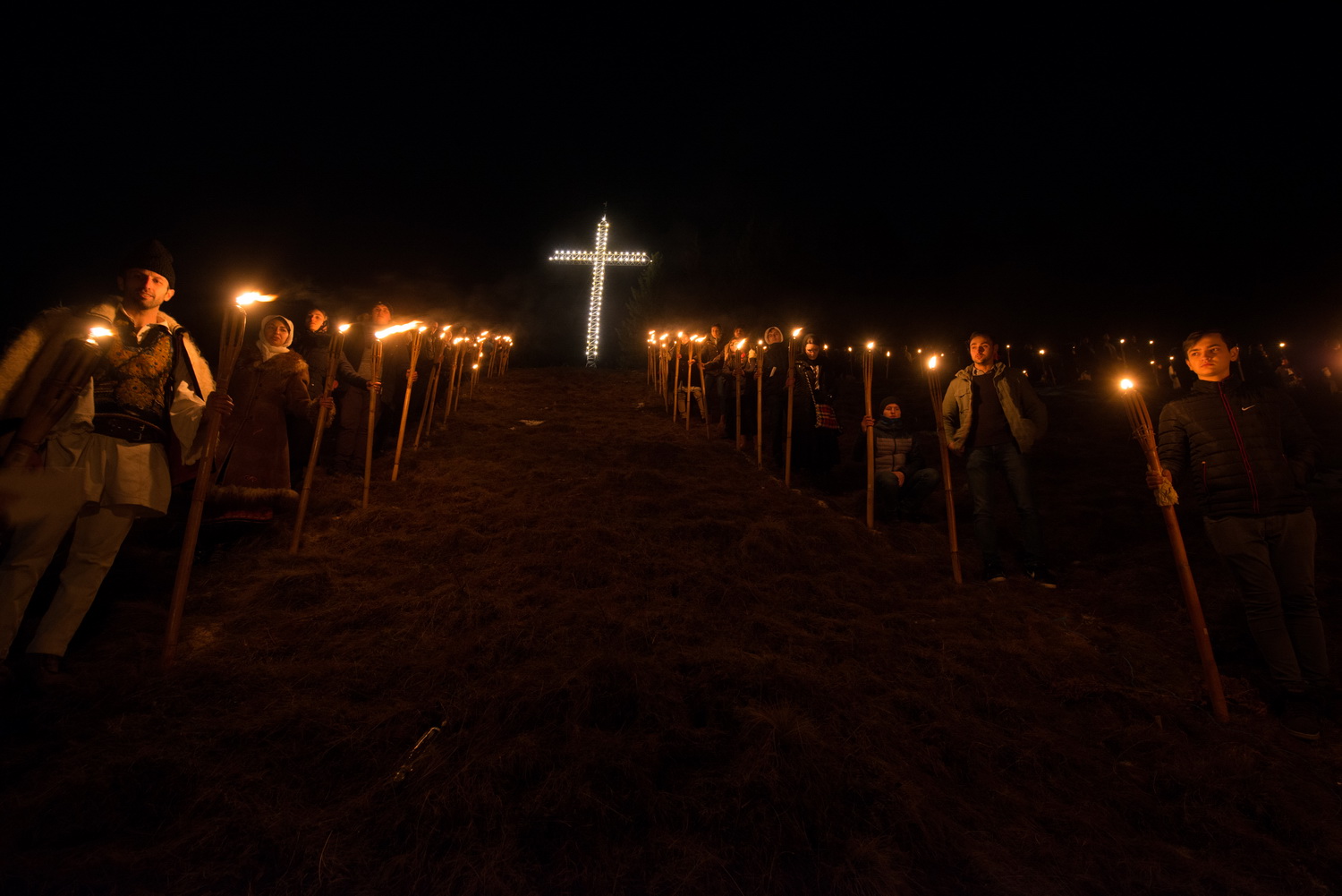 Tinerii din ASCOR au marcat începutul Anului Centenar: Cifra 100 scrisă cu torțe pe Dealul Crucii de la Mănăstirea Putna