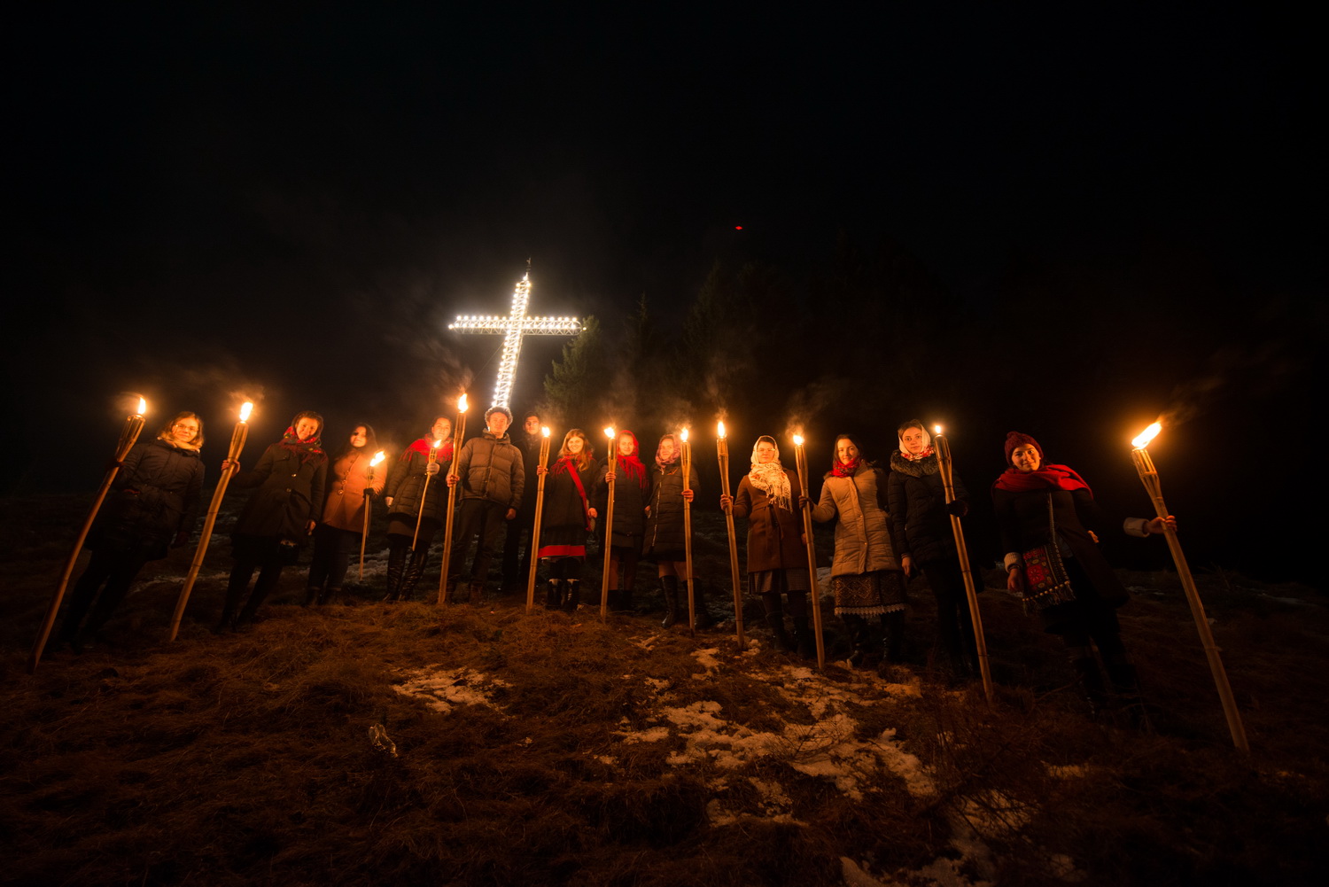 Tinerii din ASCOR au marcat începutul Anului Centenar: Cifra 100 scrisă cu torțe pe Dealul Crucii de la Mănăstirea Putna