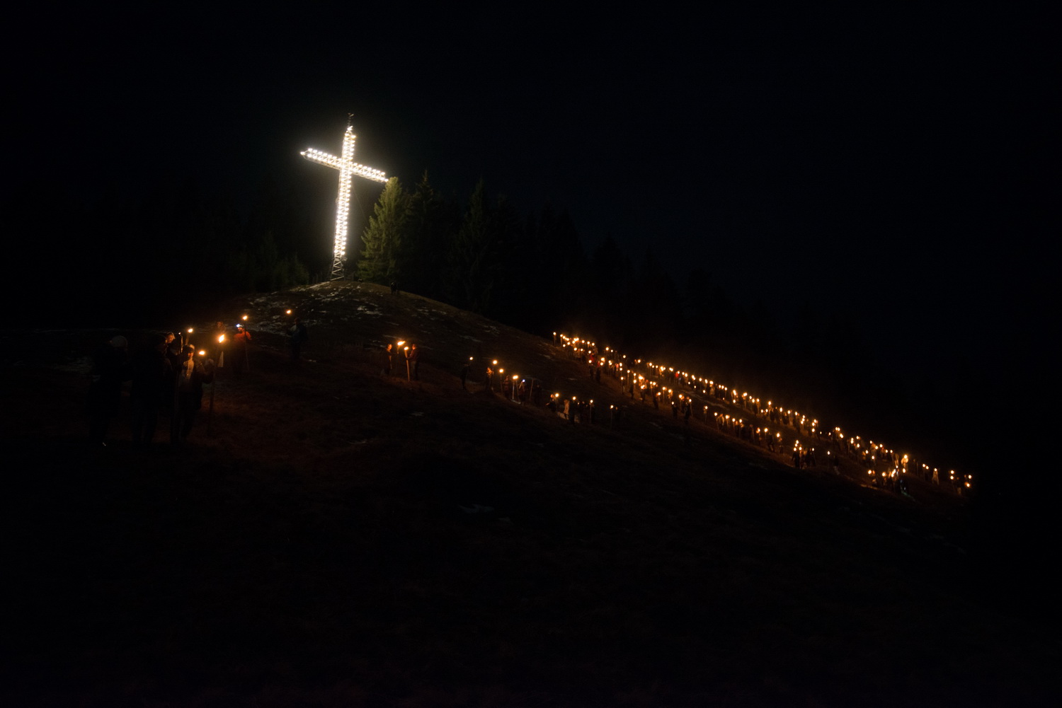 Tinerii din ASCOR au marcat începutul Anului Centenar: Cifra 100 scrisă cu torțe pe Dealul Crucii de la Mănăstirea Putna