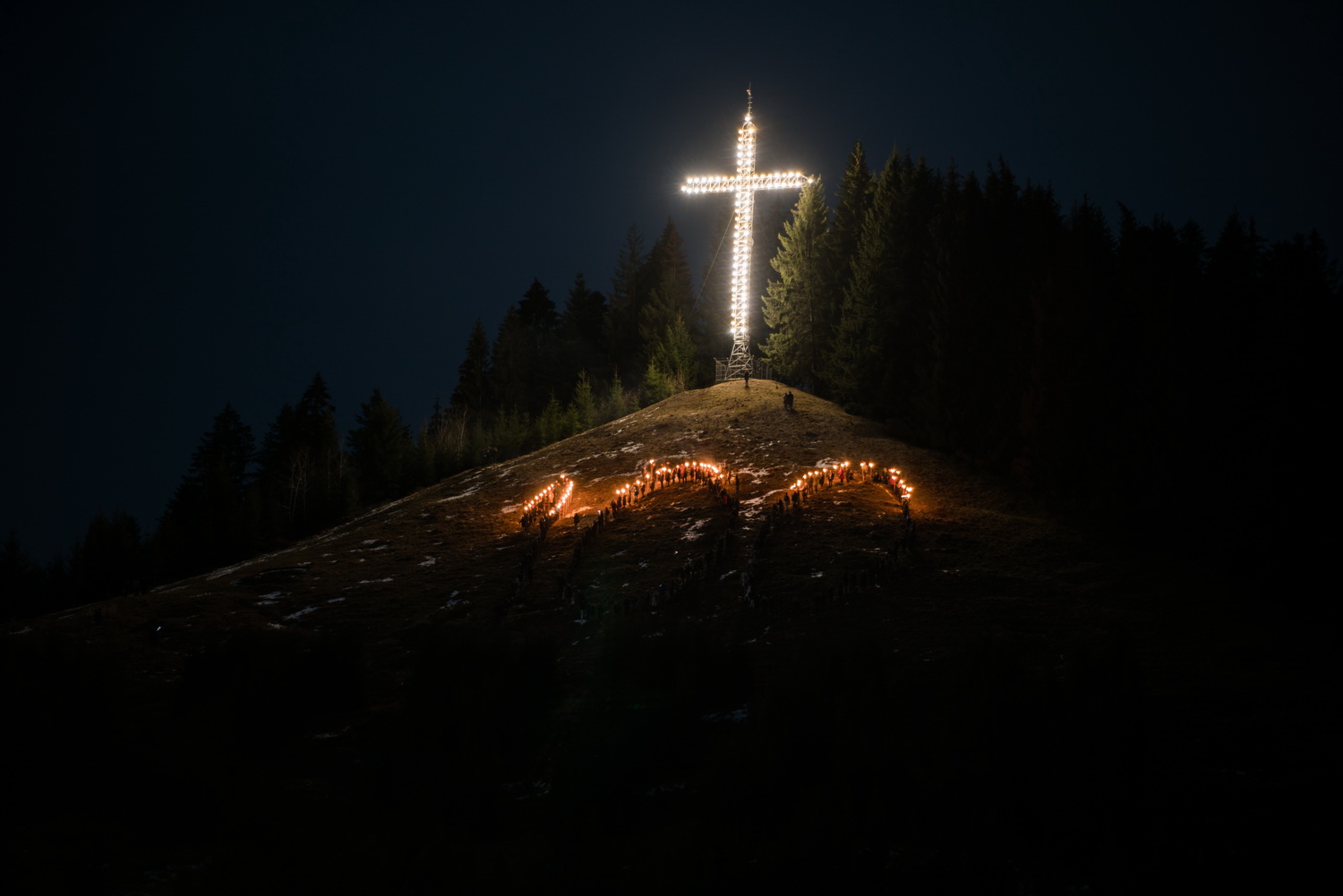 Tinerii din ASCOR au marcat începutul Anului Centenar: Cifra 100 scrisă cu torțe pe Dealul Crucii de la Mănăstirea Putna