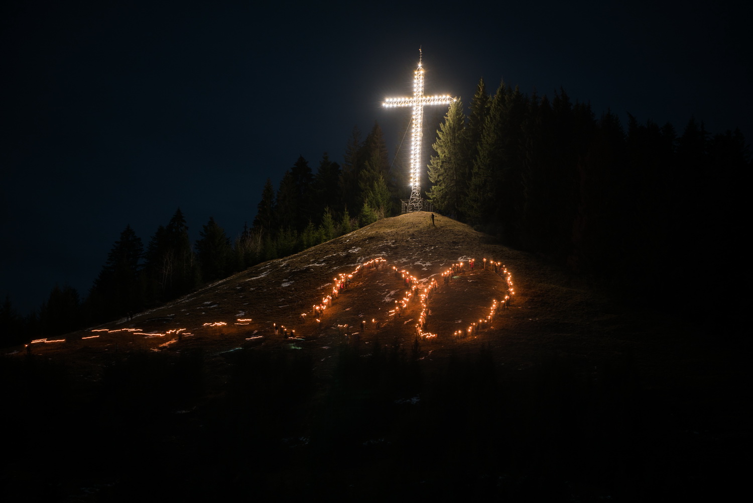 Tinerii din ASCOR au marcat începutul Anului Centenar: Cifra 100 scrisă cu torțe pe Dealul Crucii de la Mănăstirea Putna