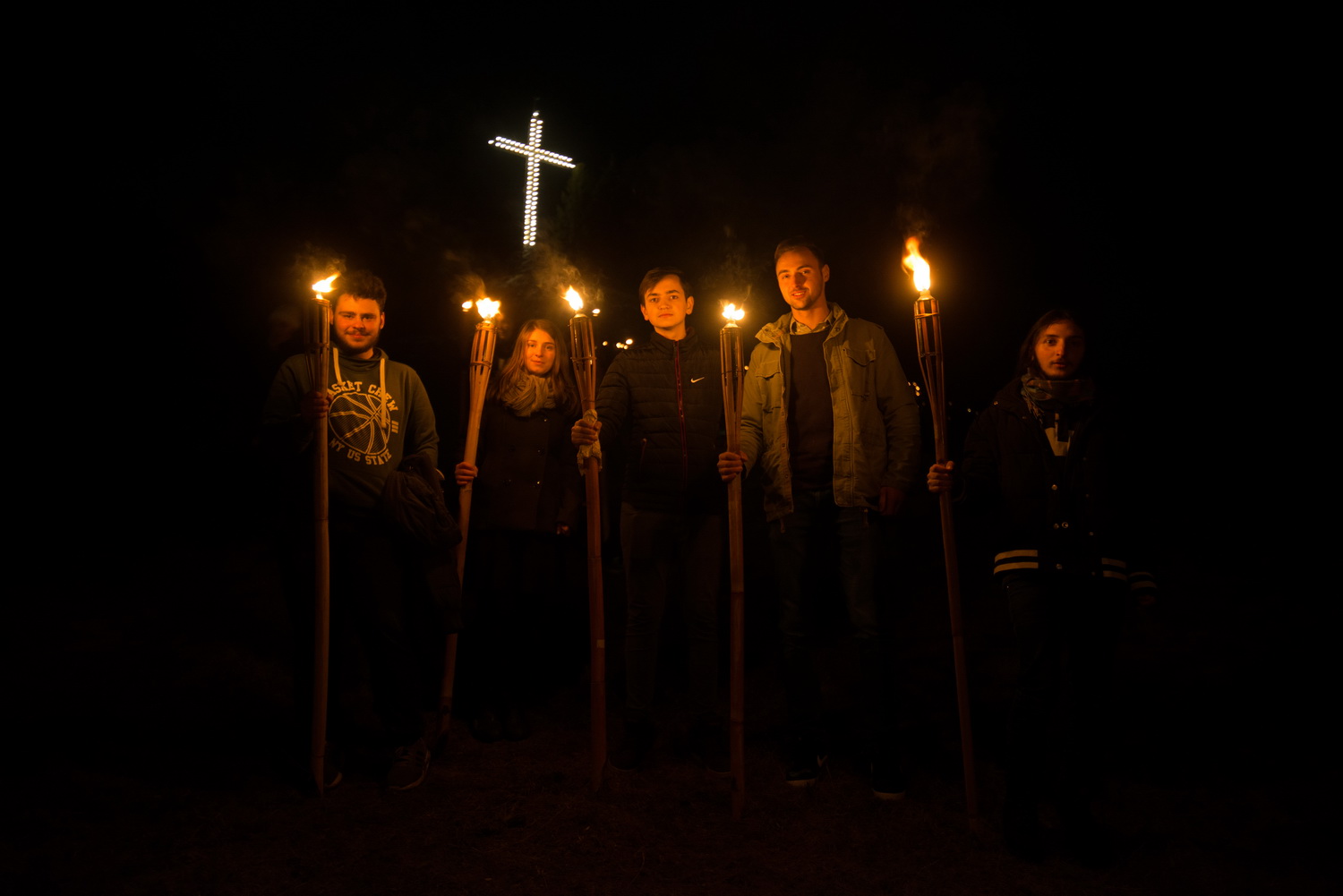 Tinerii din ASCOR au marcat începutul Anului Centenar: Cifra 100 scrisă cu torțe pe Dealul Crucii de la Mănăstirea Putna