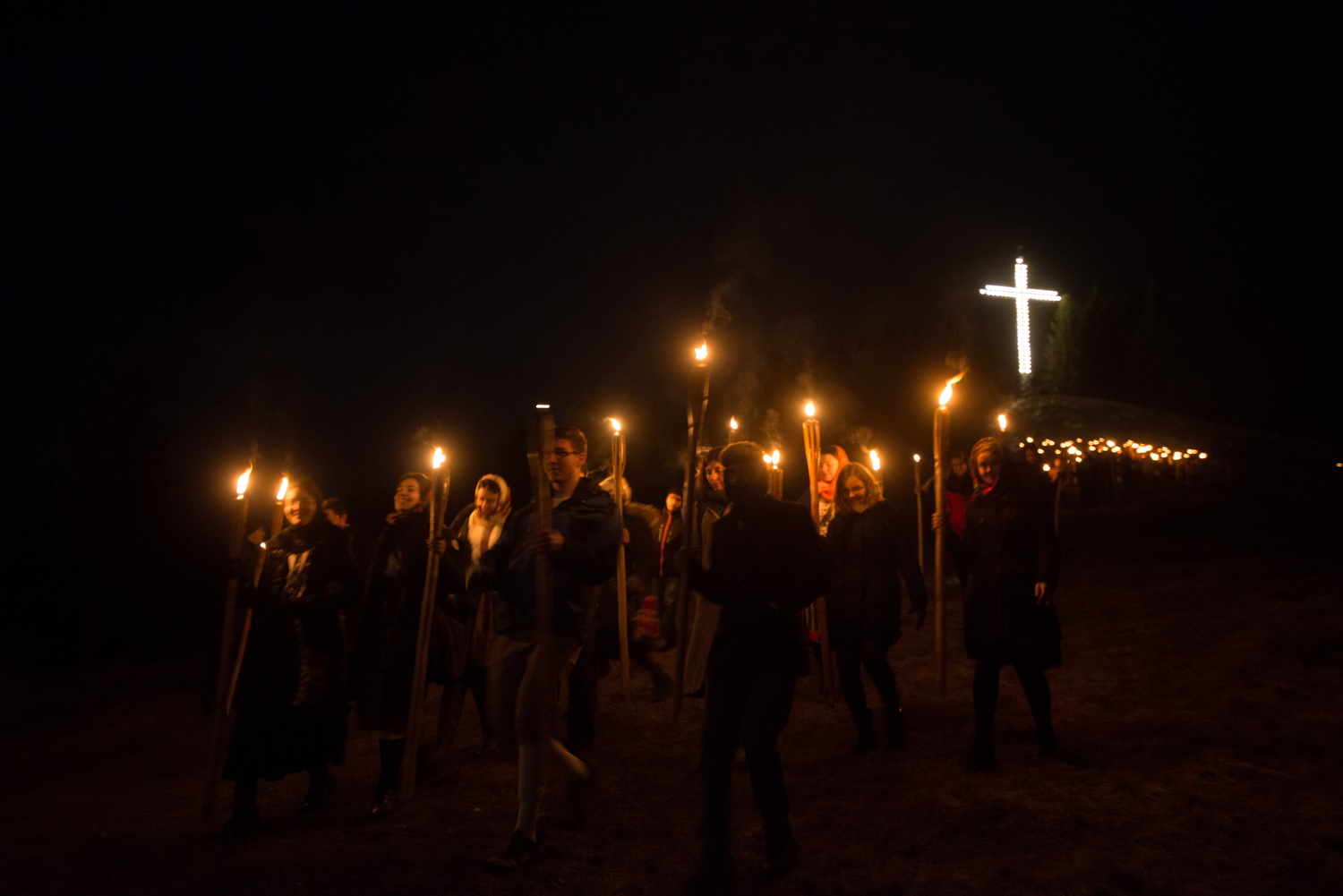 Tinerii din ASCOR au marcat începutul Anului Centenar: Cifra 100 scrisă cu torțe pe Dealul Crucii de la Mănăstirea Putna