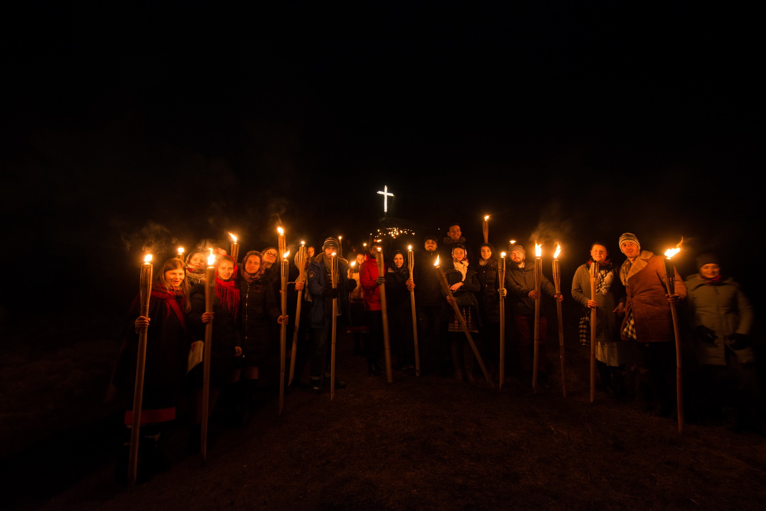 Tinerii din ASCOR au marcat începutul Anului Centenar: Cifra 100 scrisă cu torțe pe Dealul Crucii de la Mănăstirea Putna