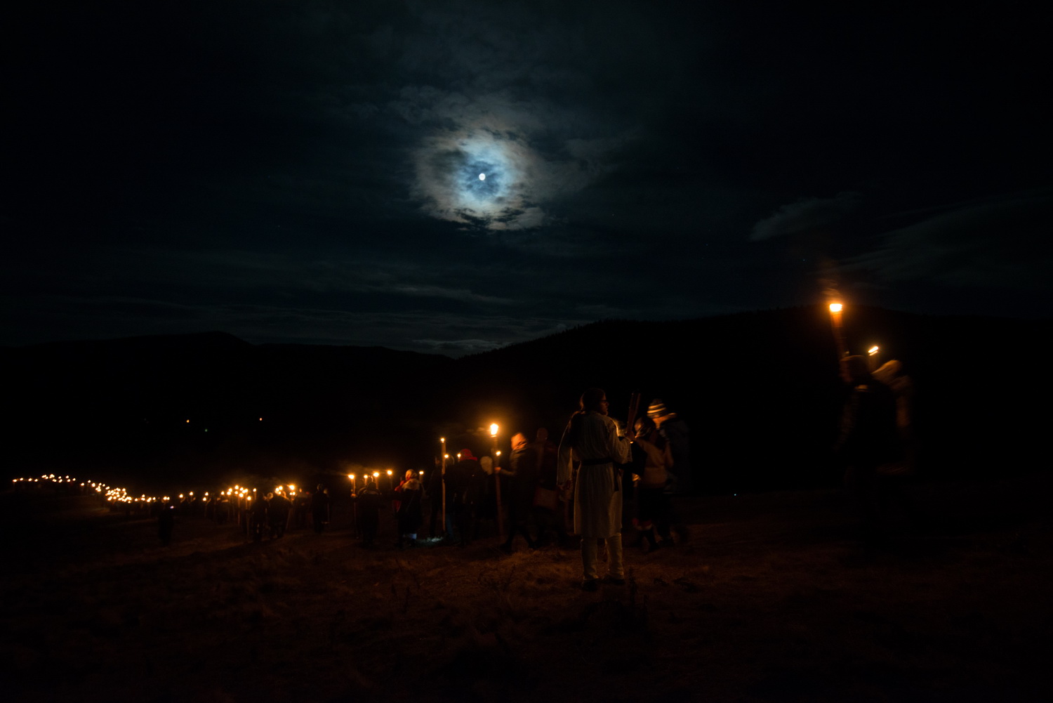 Tinerii din ASCOR au marcat începutul Anului Centenar: Cifra 100 scrisă cu torțe pe Dealul Crucii de la Mănăstirea Putna