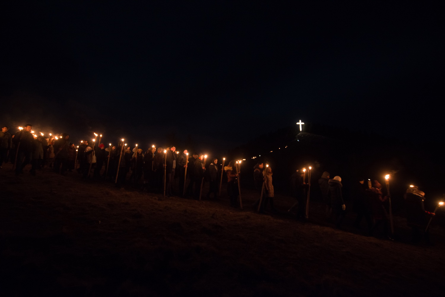 Tinerii din ASCOR au marcat începutul Anului Centenar: Cifra 100 scrisă cu torțe pe Dealul Crucii de la Mănăstirea Putna