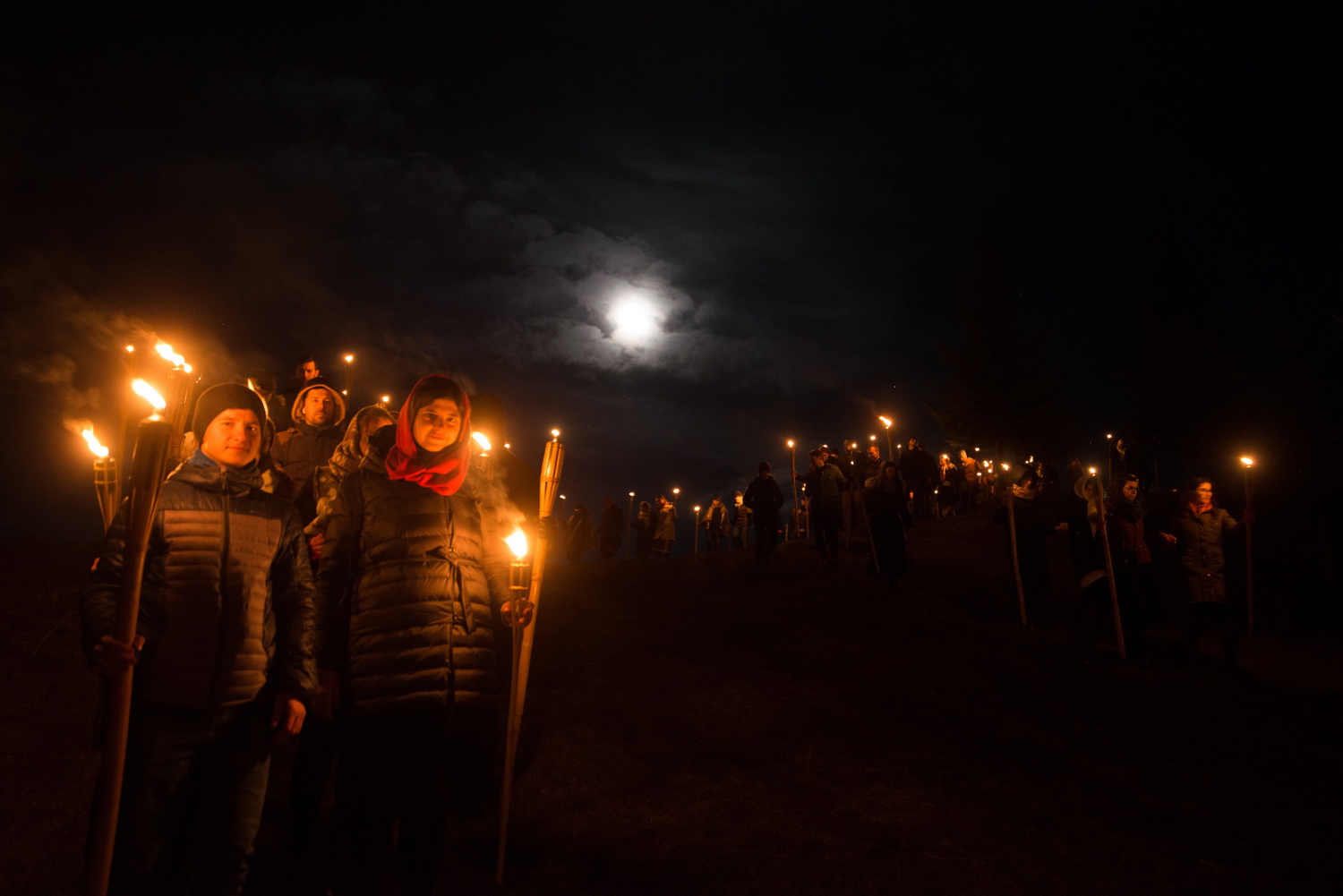 Tinerii din ASCOR au marcat începutul Anului Centenar: Cifra 100 scrisă cu torțe pe Dealul Crucii de la Mănăstirea Putna