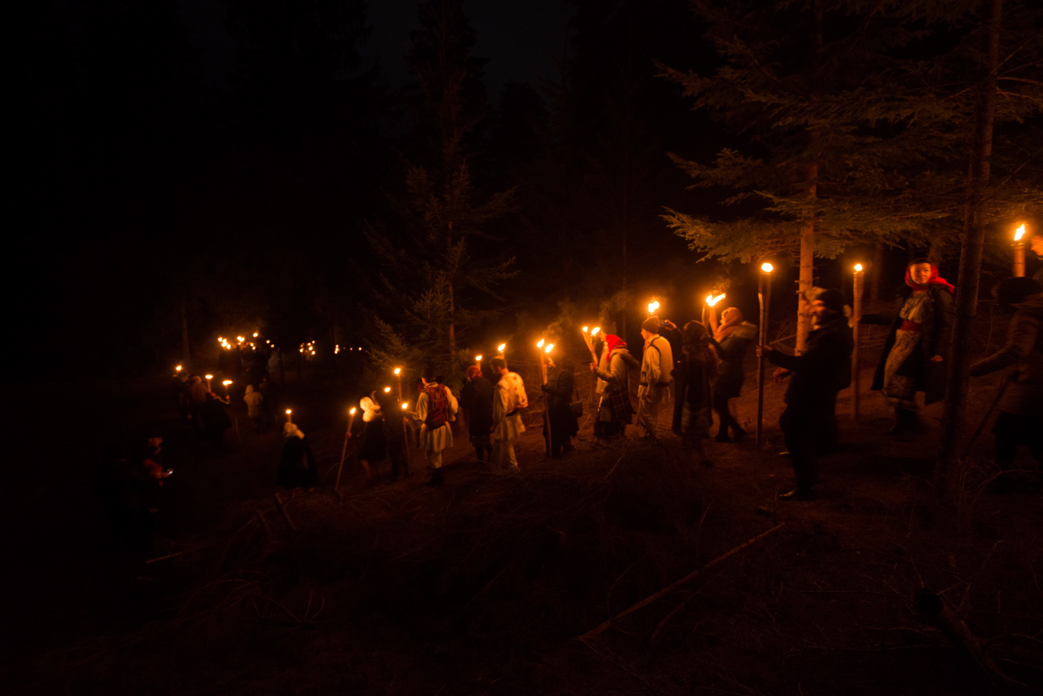 Tinerii din ASCOR au marcat începutul Anului Centenar: Cifra 100 scrisă cu torțe pe Dealul Crucii de la Mănăstirea Putna