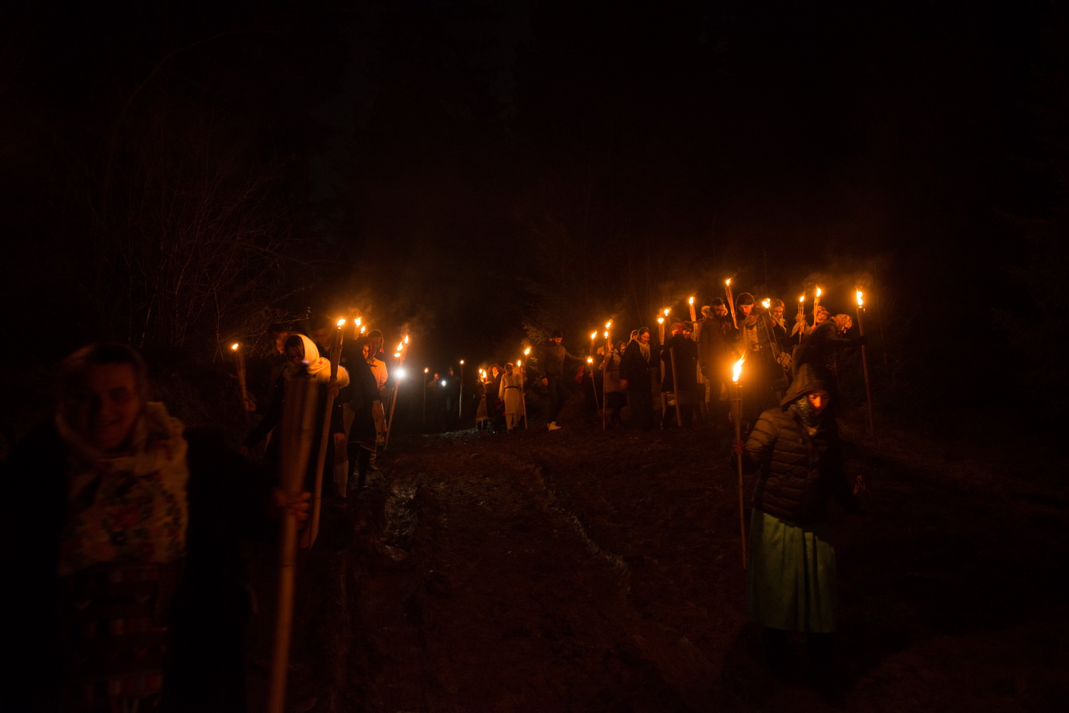 Tinerii din ASCOR au marcat începutul Anului Centenar: Cifra 100 scrisă cu torțe pe Dealul Crucii de la Mănăstirea Putna