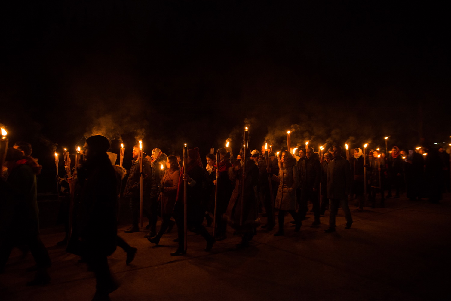 Tinerii din ASCOR au marcat începutul Anului Centenar: Cifra 100 scrisă cu torțe pe Dealul Crucii de la Mănăstirea Putna