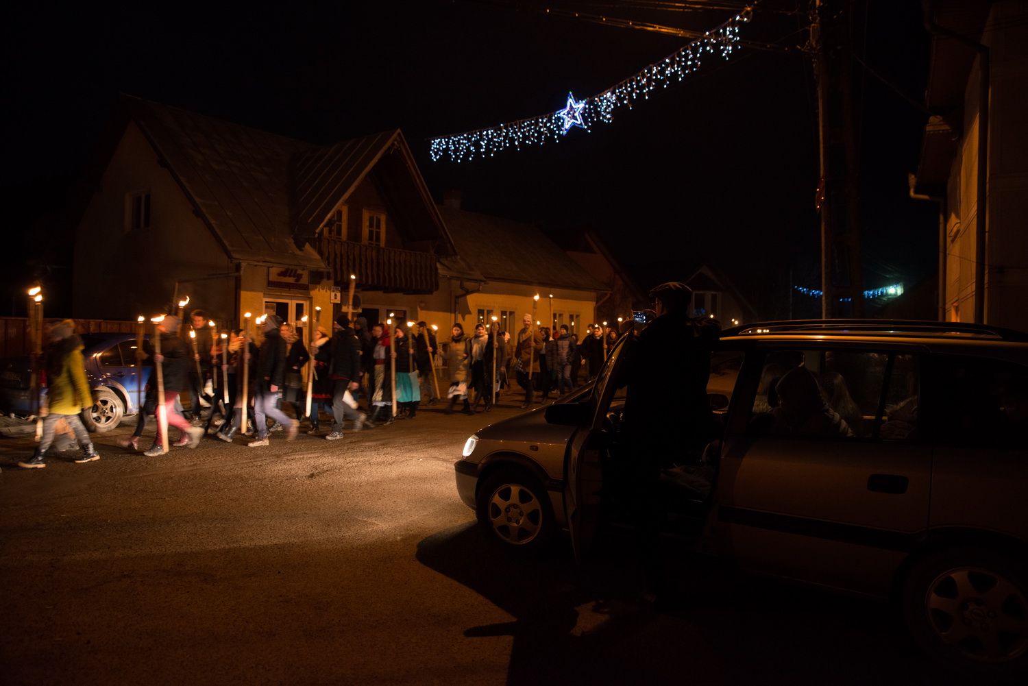 Tinerii din ASCOR au marcat începutul Anului Centenar: Cifra 100 scrisă cu torțe pe Dealul Crucii de la Mănăstirea Putna