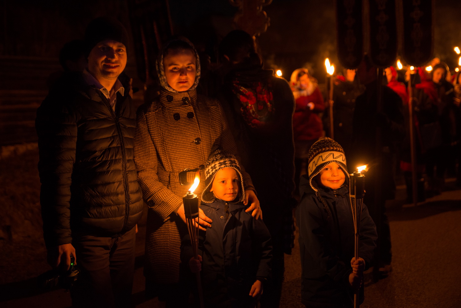Tinerii din ASCOR au marcat începutul Anului Centenar: Cifra 100 scrisă cu torțe pe Dealul Crucii de la Mănăstirea Putna