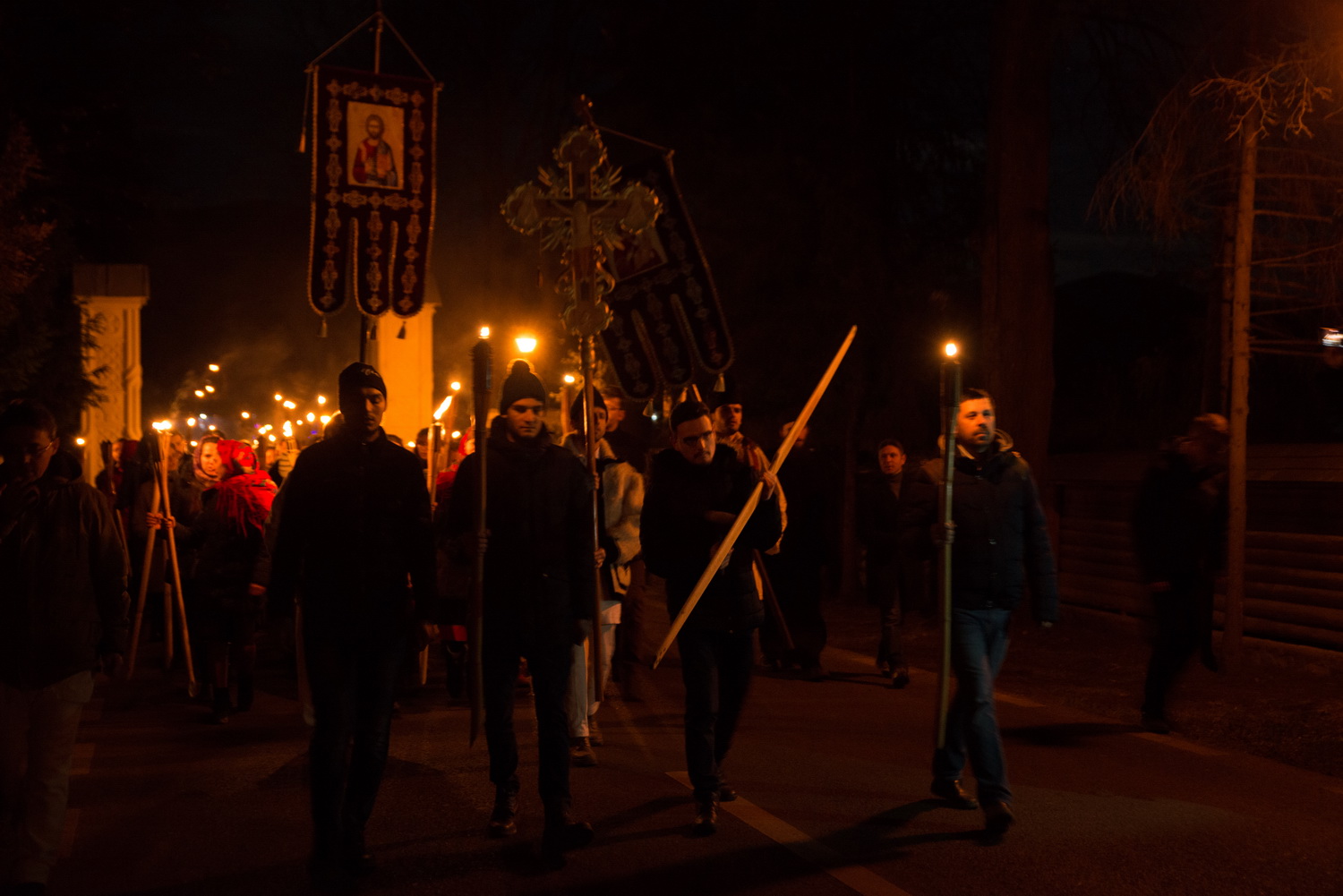 Tinerii din ASCOR au marcat începutul Anului Centenar: Cifra 100 scrisă cu torțe pe Dealul Crucii de la Mănăstirea Putna