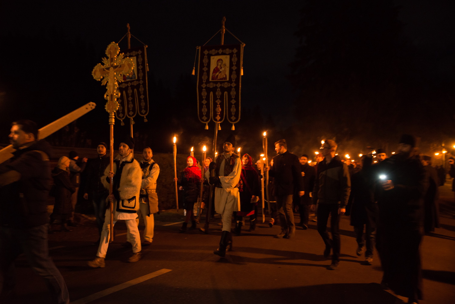 Tinerii din ASCOR au marcat începutul Anului Centenar: Cifra 100 scrisă cu torțe pe Dealul Crucii de la Mănăstirea Putna