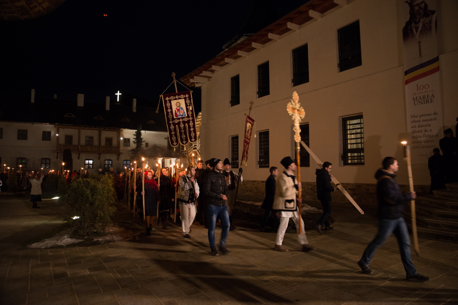 Tinerii din ASCOR au marcat începutul Anului Centenar: Cifra 100 scrisă cu torțe pe Dealul Crucii de la Mănăstirea Putna