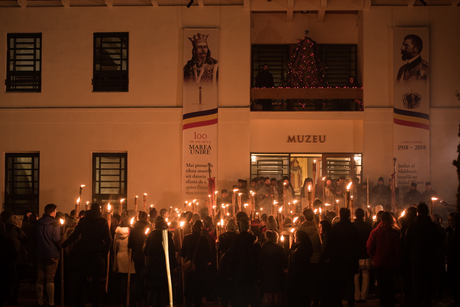 Tinerii din ASCOR au marcat începutul Anului Centenar: Cifra 100 scrisă cu torțe pe Dealul Crucii de la Mănăstirea Putna
