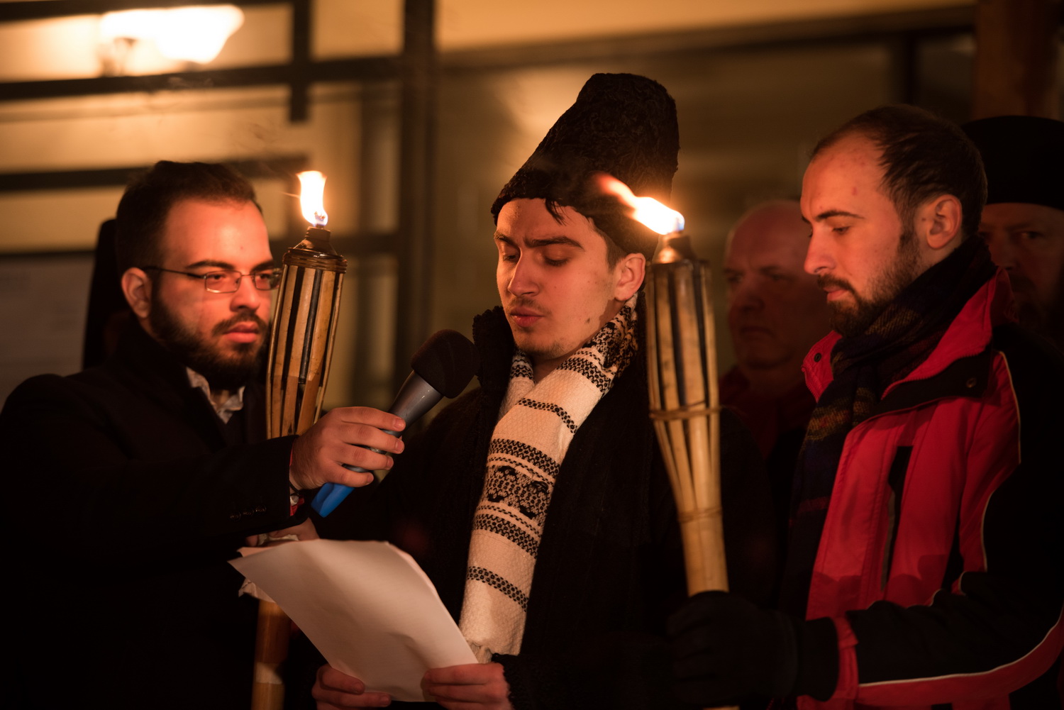 Tinerii din ASCOR au marcat începutul Anului Centenar: Cifra 100 scrisă cu torțe pe Dealul Crucii de la Mănăstirea Putna