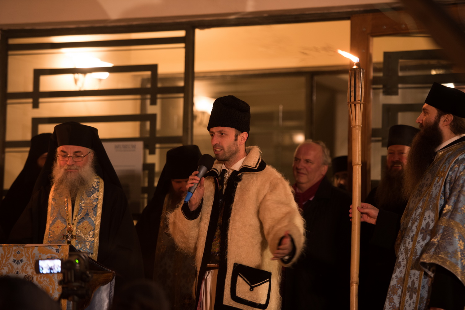 Tinerii din ASCOR au marcat începutul Anului Centenar: Cifra 100 scrisă cu torțe pe Dealul Crucii de la Mănăstirea Putna