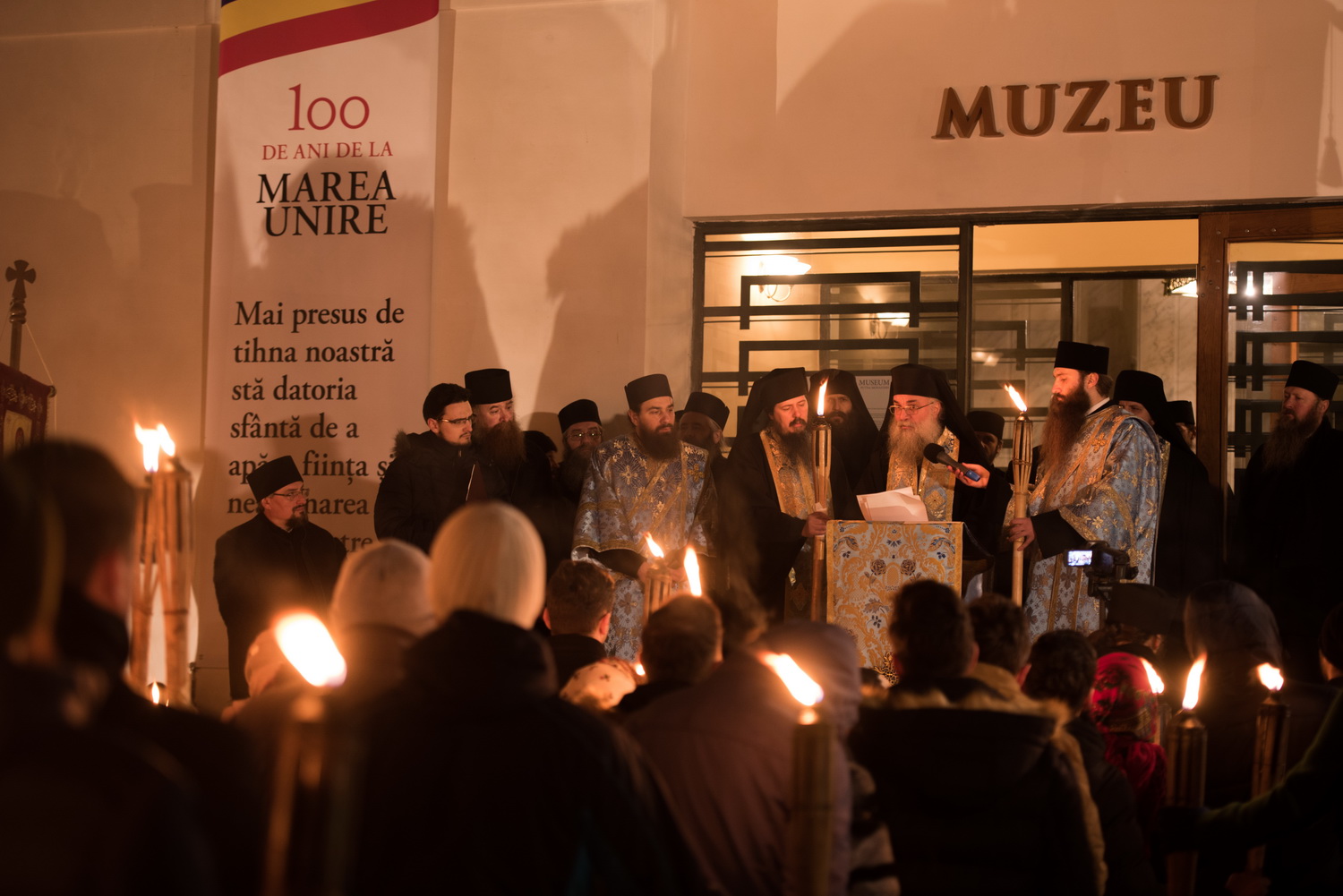 Tinerii din ASCOR au marcat începutul Anului Centenar: Cifra 100 scrisă cu torțe pe Dealul Crucii de la Mănăstirea Putna