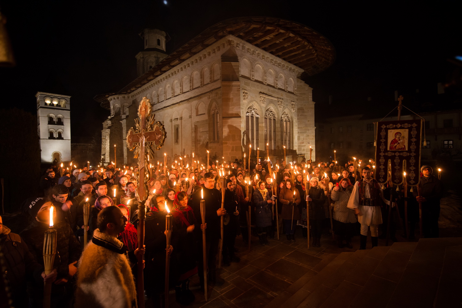 Tinerii din ASCOR au marcat începutul Anului Centenar: Cifra 100 scrisă cu torțe pe Dealul Crucii de la Mănăstirea Putna