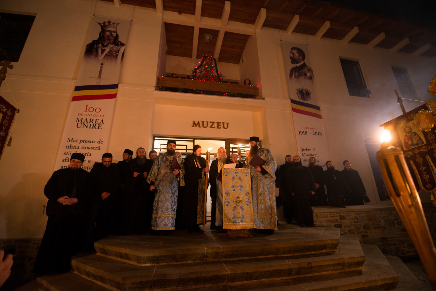 Tinerii din ASCOR au marcat începutul Anului Centenar: Cifra 100 scrisă cu torțe pe Dealul Crucii de la Mănăstirea Putna