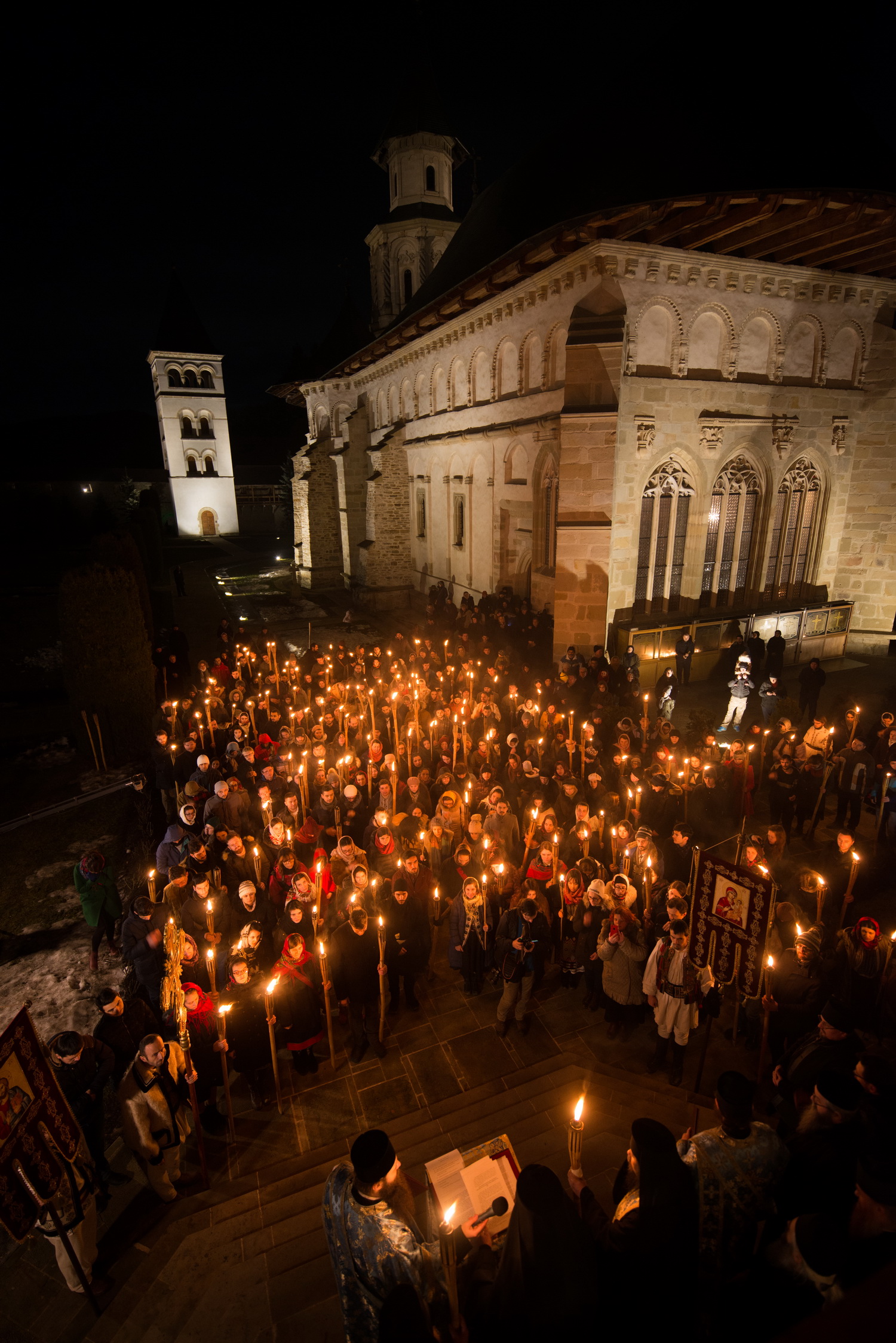 Tinerii din ASCOR au marcat începutul Anului Centenar: Cifra 100 scrisă cu torțe pe Dealul Crucii de la Mănăstirea Putna