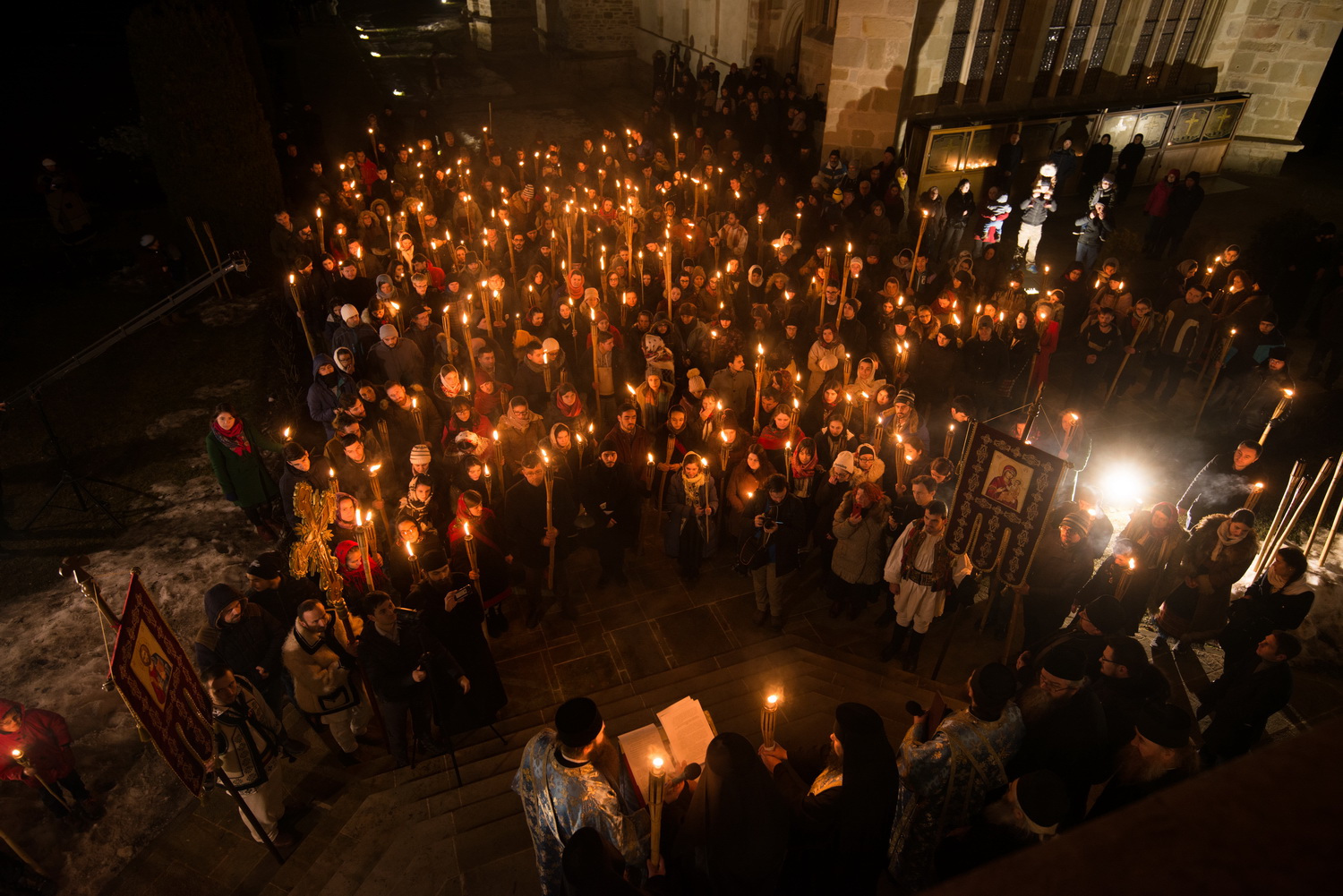 Tinerii din ASCOR au marcat începutul Anului Centenar: Cifra 100 scrisă cu torțe pe Dealul Crucii de la Mănăstirea Putna