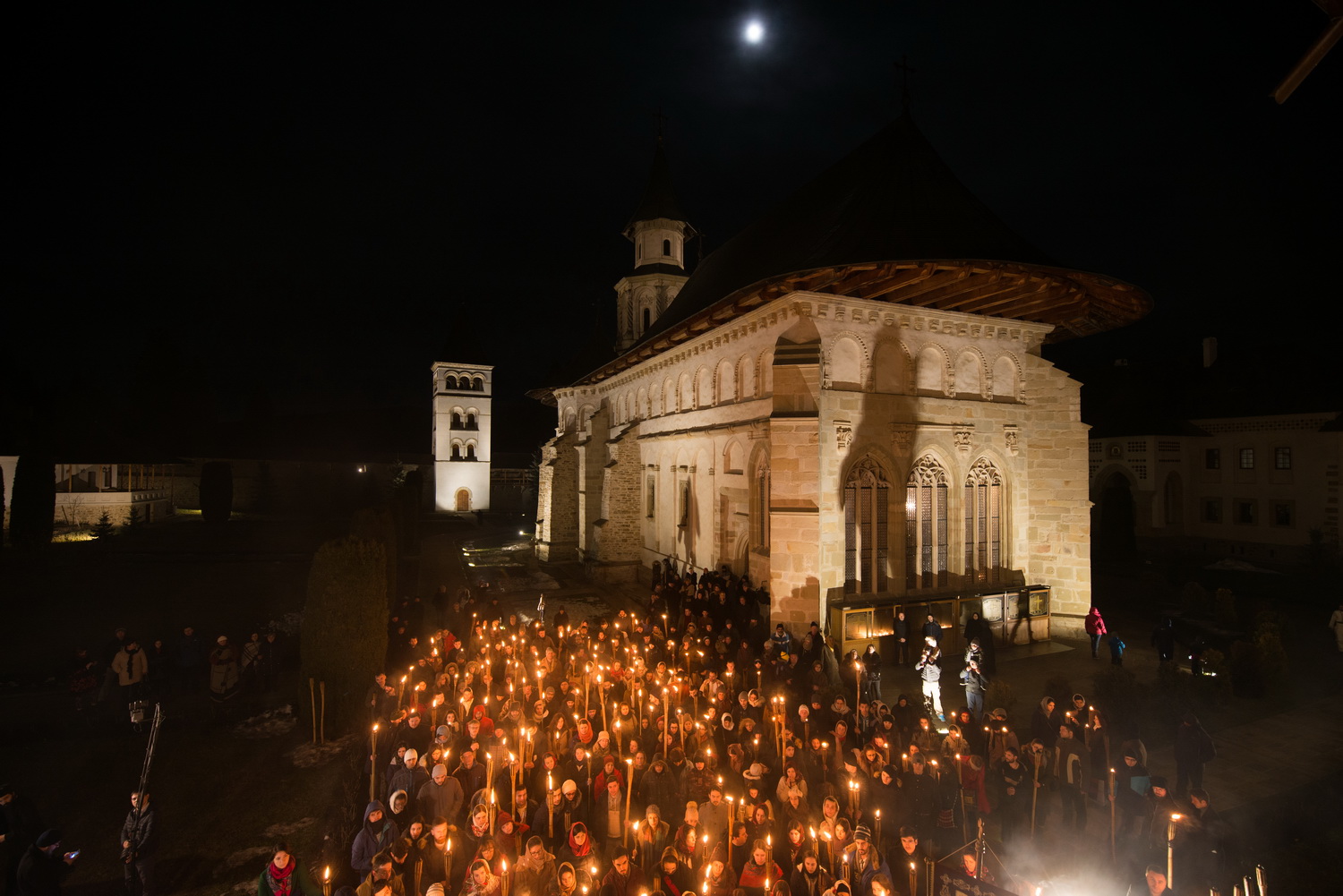 Tinerii din ASCOR au marcat începutul Anului Centenar: Cifra 100 scrisă cu torțe pe Dealul Crucii de la Mănăstirea Putna