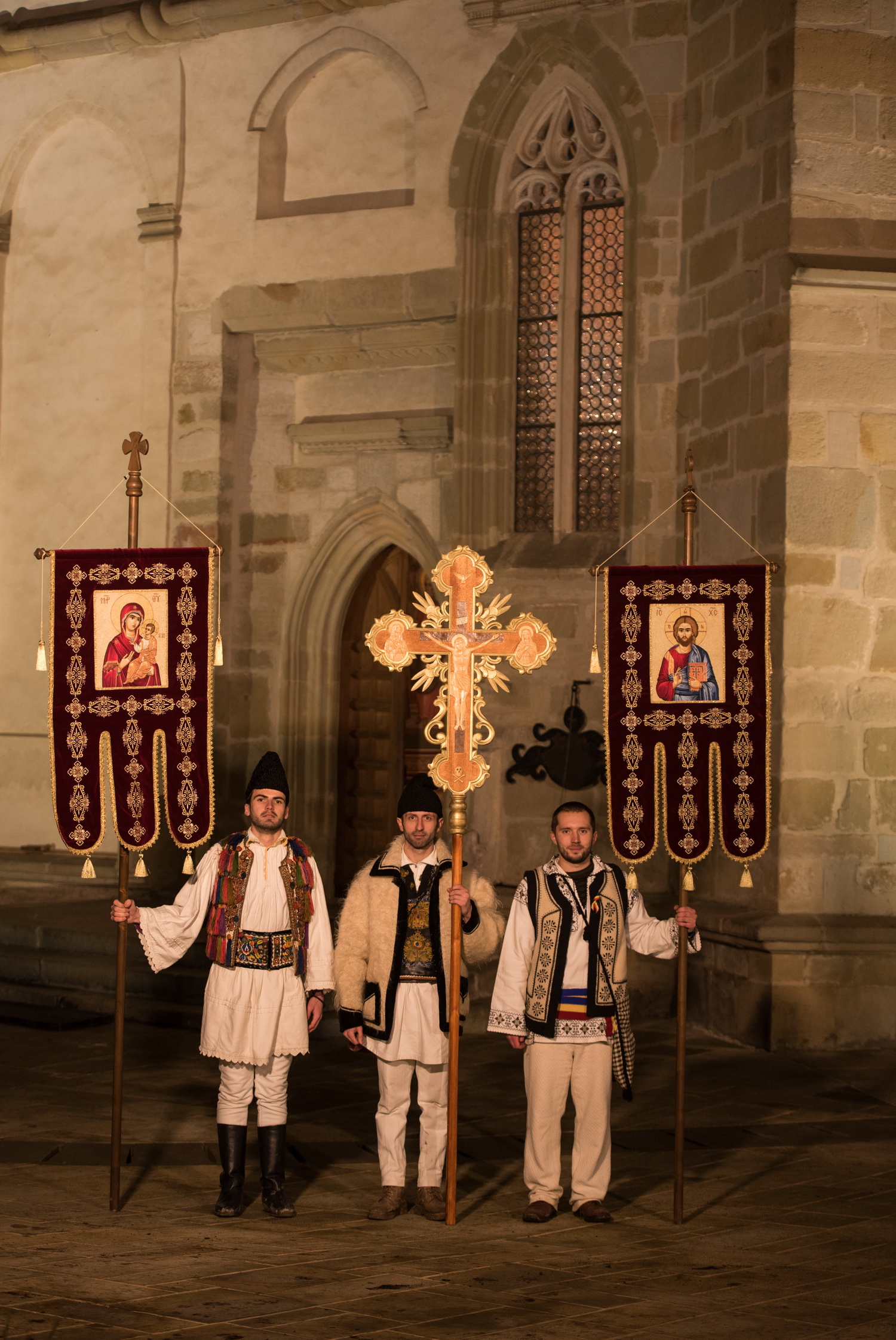 Tinerii din ASCOR au marcat începutul Anului Centenar: Cifra 100 scrisă cu torțe pe Dealul Crucii de la Mănăstirea Putna