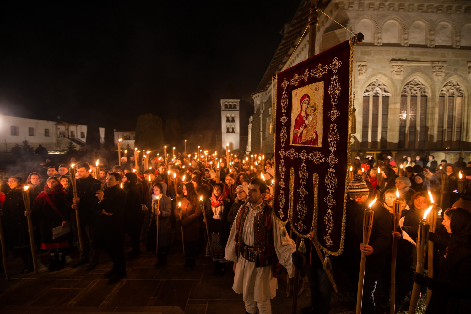 Tinerii din ASCOR au marcat începutul Anului Centenar: Cifra 100 scrisă cu torțe pe Dealul Crucii de la Mănăstirea Putna